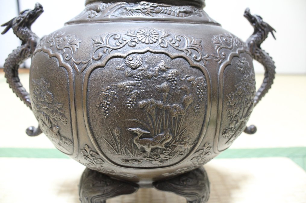 Large and very fine tripod censer with dragon design, signed - with inscribed tomobako - Nomura Ryū'un　野村隆雲 - Incensario - Bronce #1.3