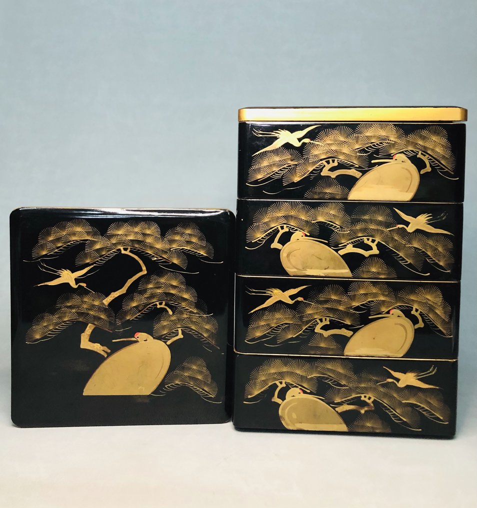 Gold Maki-e Juubako 金蒔絵 - Black Lacquered Four - Tiered A jubako adorned with Cranes and Pine Trees. - Cutie - Designul Macaralelor și al Pinilor - Lemn #2.1