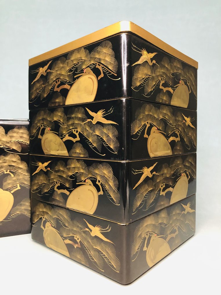 Gold Maki-e Juubako 金蒔絵 - Black Lacquered Four - Tiered A jubako adorned with Cranes and Pine Trees. - Cutie - Designul Macaralelor și al Pinilor - Lemn #1.1