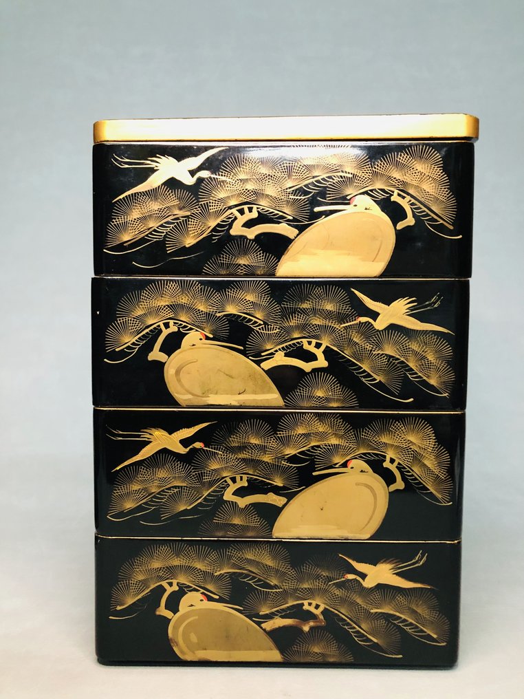 Gold Maki-e Juubako 金蒔絵 - Black Lacquered Four - Tiered A jubako adorned with Cranes and Pine Trees. - Cutie - Designul Macaralelor și al Pinilor - Lemn #1.2