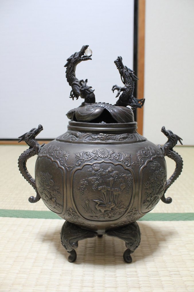 Large and very fine tripod censer with dragon design, signed - with inscribed tomobako - Nomura Ryū'un　野村隆雲 - Incensario - Bronce #1.1