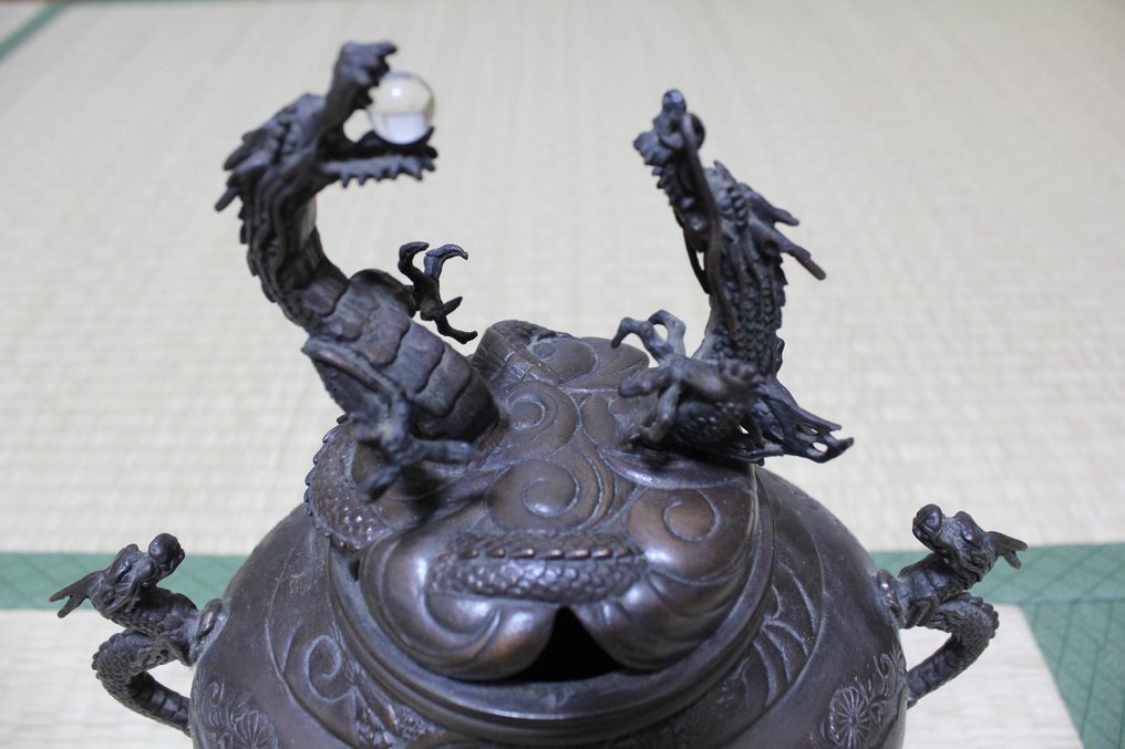Large and very fine tripod censer with dragon design, signed - with inscribed tomobako - Nomura Ryū'un　野村隆雲 - Incensario - Bronce #1.2