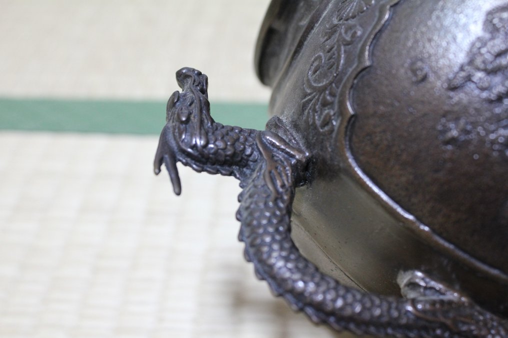 Large and very fine tripod censer with dragon design, signed - with inscribed tomobako - Nomura Ryū'un　野村隆雲 - Incensario - Bronce #3.1