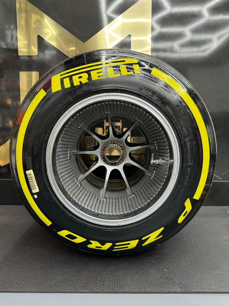 带完整车轮车胎 - Red Bull - 2021 tyre complete on wheel #1.0
