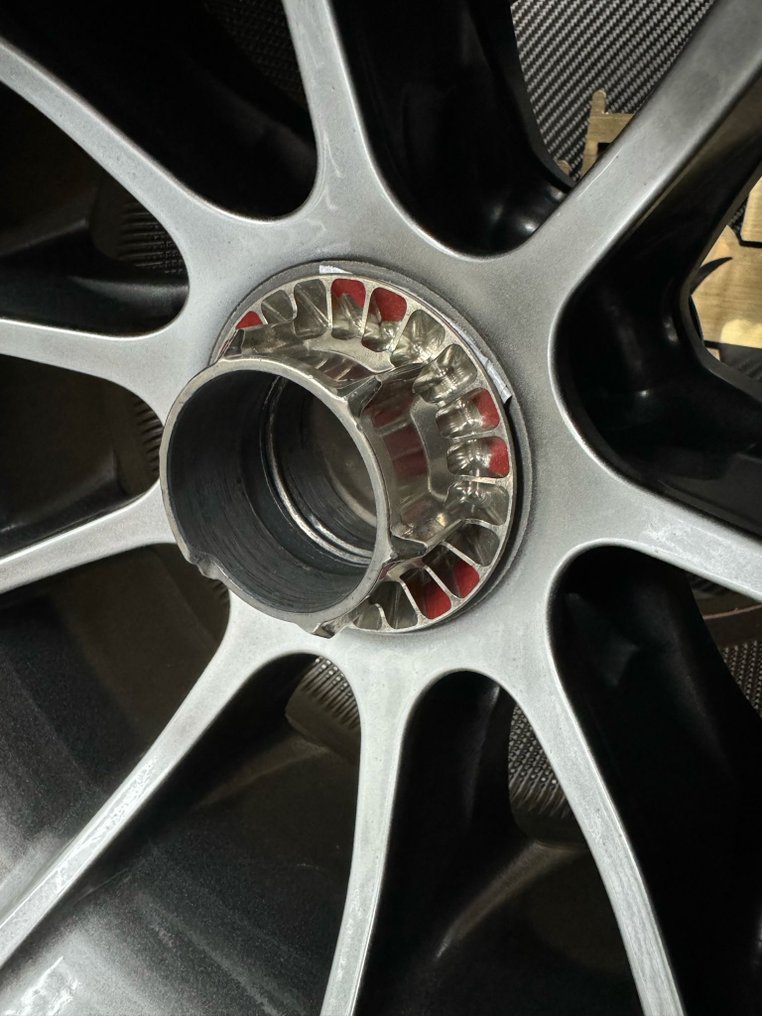 带完整车轮车胎 - Red Bull - 2021 tyre complete on wheel #3.2