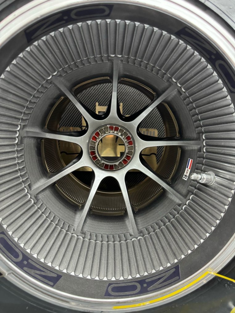 带完整车轮车胎 - Red Bull - 2021 tyre complete on wheel #4.3