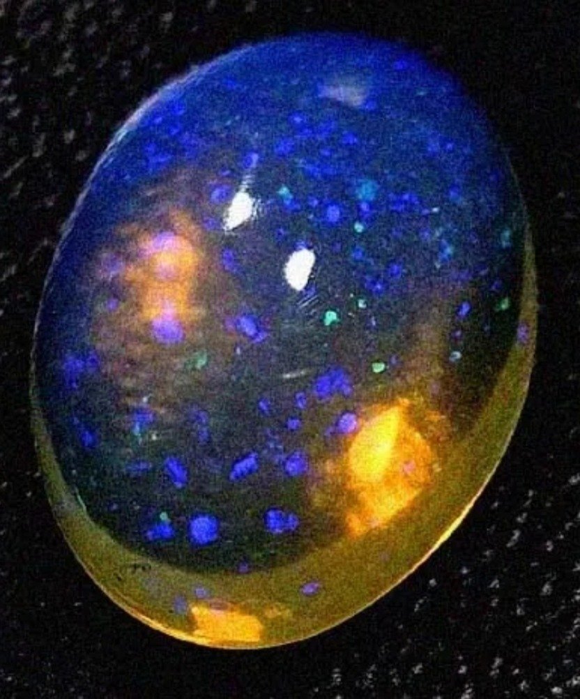 No reserve price: 2.94-carat Ethiopian fire opal. . - Height: 12.1 mm - Width: 8.9 mm- 0.59 g - (1) #1.0