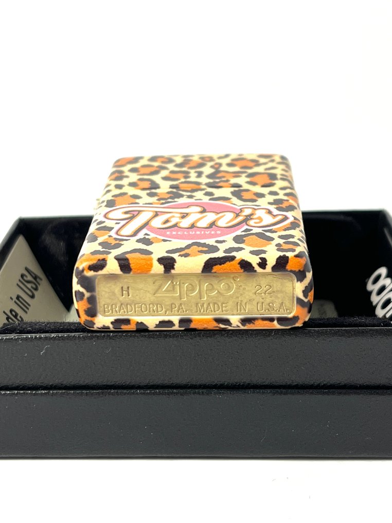 Zippo - Zippo Tom’s Cheetah Print Promo - Ingen mindstepris - Lighter - Messing, Træ, Emalje, Forsølvet #4.3
