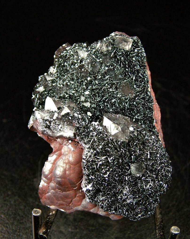 CW1063 Specielt eksempel af kvarts med varietet af hematit, spekularit på hematit. Krystaller i indlejring - Højde: 64 mm - Bredde: 44 mm- 212 g - (1) #2.1