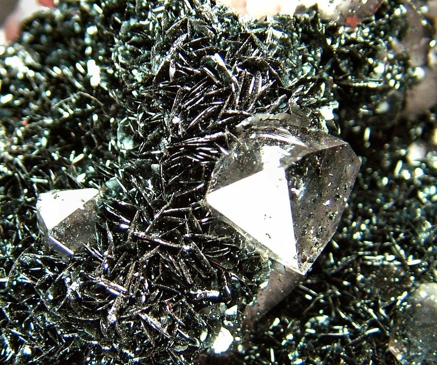 CW1063 Specielt eksempel af kvarts med varietet af hematit, spekularit på hematit. Krystaller i indlejring - Højde: 64 mm - Bredde: 44 mm- 212 g - (1) #4.3