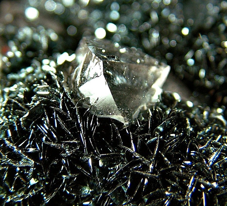 CW1063 Specielt eksempel af kvarts med varietet af hematit, spekularit på hematit. Krystaller i indlejring - Højde: 64 mm - Bredde: 44 mm- 212 g - (1) #1.0