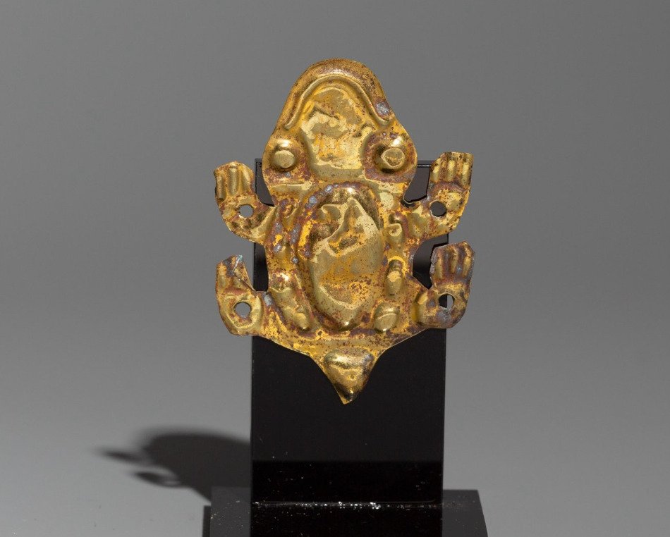Paracas, Peru Goud Applicatie in de vorm van een kikker voor een tuniek. 300-200 v.Chr. 4,5 cm. Spaanse #1.1