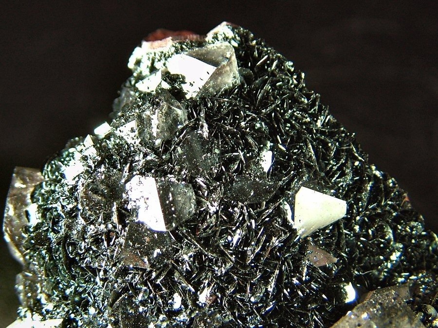 CW1063 Specielt eksempel af kvarts med varietet af hematit, spekularit på hematit. Krystaller i indlejring - Højde: 64 mm - Bredde: 44 mm- 212 g - (1) #3.2