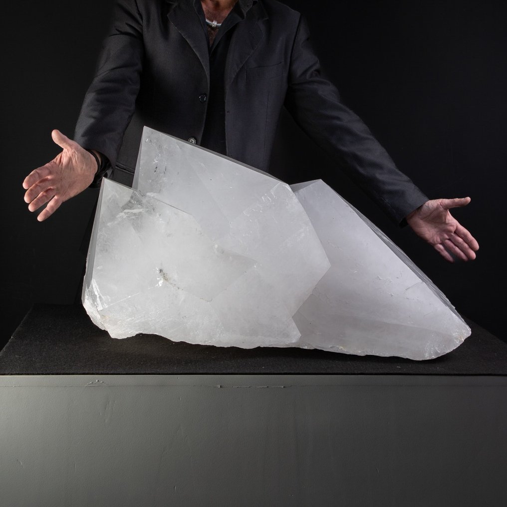 Cuarzo Maestro: Esplendor Monumental. Cúmulo de 3 puntos de Cuarzo Lácteo - Altura: 80 cm - Ancho: 67 cm- 184 kg - (1) #1.1