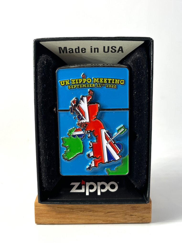 Zippo - Zippo UK Meeting 2022 Limited Edition by Tom’s - Ingen mindstepris - Lighter - Messing, Træ, Emalje, Forsølvet #1.0