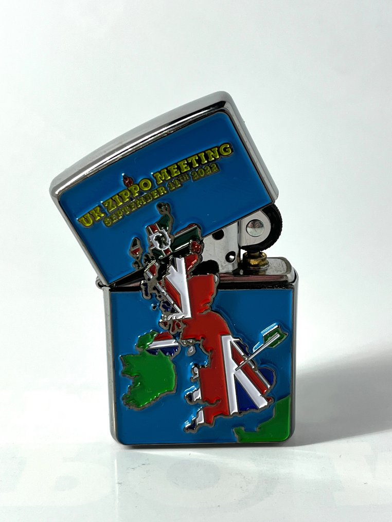 Zippo - Zippo UK Meeting 2022 Limited Edition by Tom’s - Ingen mindstepris - Lighter - Messing, Træ, Emalje, Forsølvet #2.1
