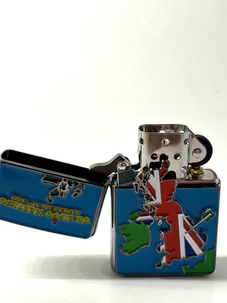 Zippo - Zippo UK Meeting 2022 Limited Edition by Tom’s - Ingen mindstepris - Lighter - Messing, Træ, Emalje, Forsølvet #4.3