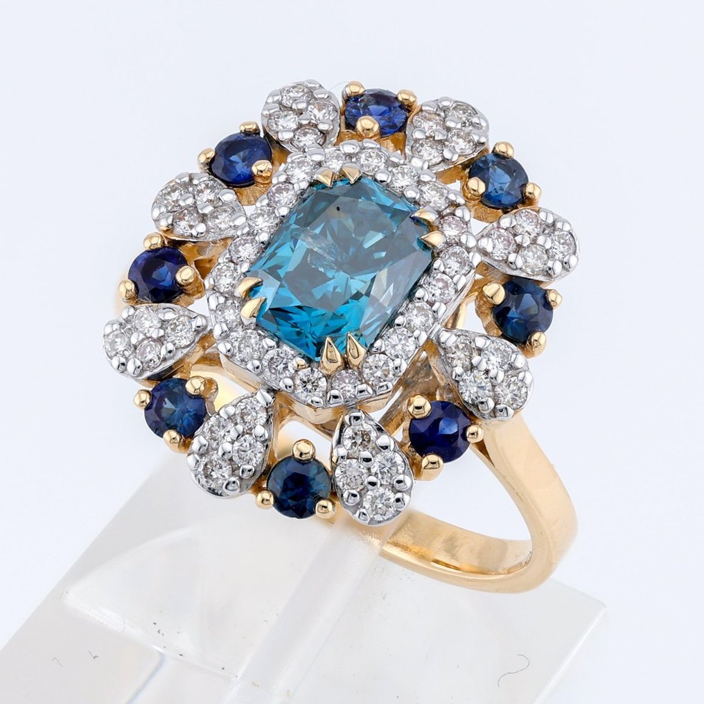 IGI Certified-Blue Diamond 1.25 Cts   - Sapphire0.49 Cts-Diamond 0.38 Cts - 14 karat Tofarget - Ring - Fargebehandlet 1.25 ct Diamant - Diamanter, Safirer #1.2