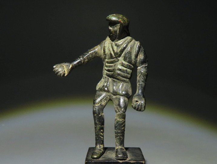 Romerska antiken Brons En legionär soldat. 1:a - 2:a århundradet e.Kr. 8,5 cm H. Spansk importlicens. #1.1