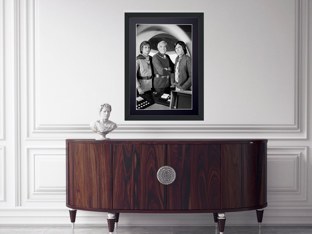 Battlestar Galactica (1978) - Richard Hatch, Dirk Benedict, Lorne Greene. - Fine Art Photography - Luxury Wooden Framed 70X50 cm - Limited Edition Nr 02 of 30 - Serial ID 16927 - Original Certificate (COA), Hologram - 100% New. Shipping Reduction from 3 items #2.1