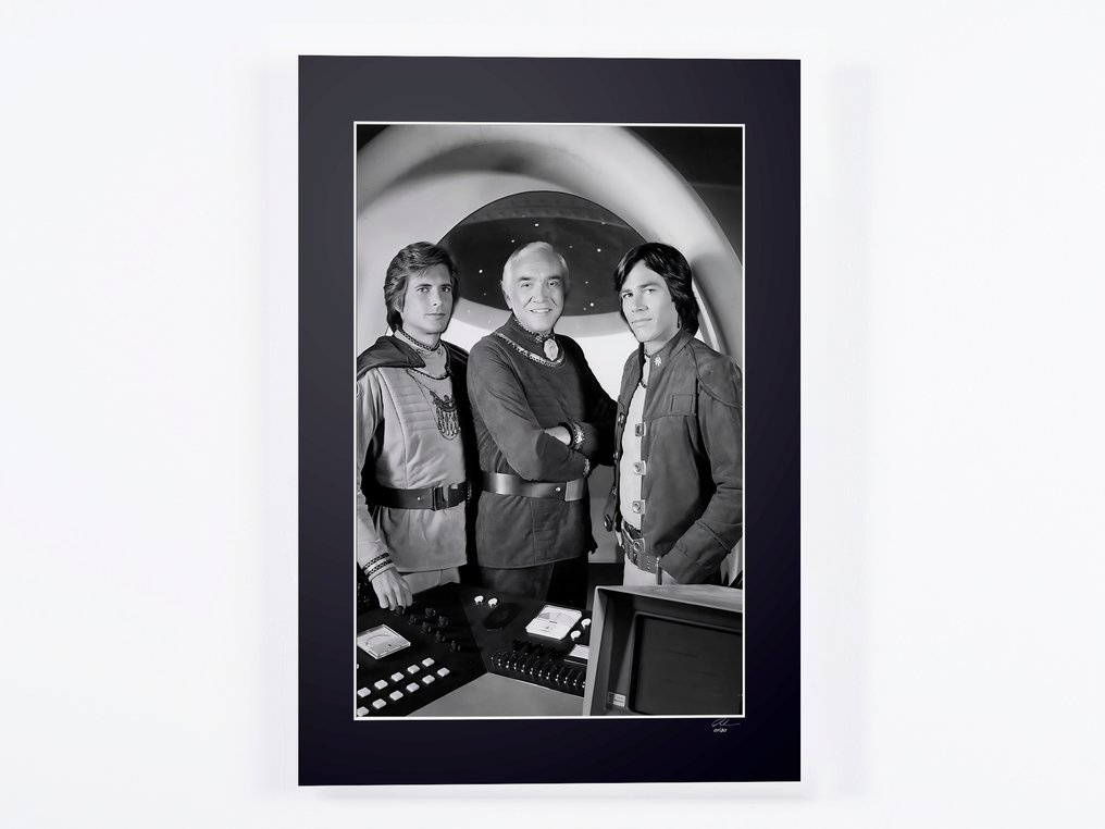 Battlestar Galactica (1978) - Richard Hatch, Dirk Benedict, Lorne Greene. - Fine Art Photography - Luxury Wooden Framed 70X50 cm - Limited Edition Nr 02 of 30 - Serial ID 16927 - Original Certificate (COA), Hologram - 100% New. Shipping Reduction from 3 items #4.3