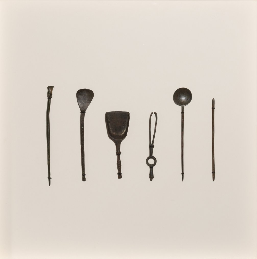 Roma Antiga Bronze Conjunto de instrumentos médicos em uma moldura. Séculos I-III DC. 37 cm de altura. #2.2
