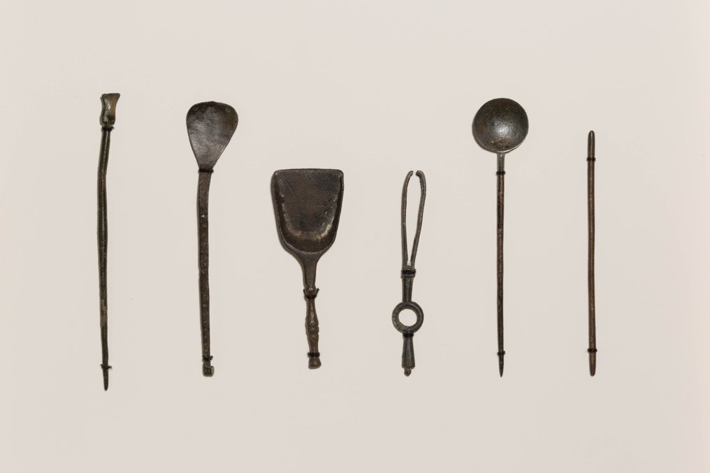 Romersk antikk Bronse Sett med medisinske instrumenter på en ramme. 1.-3. århundre e.Kr. 37 cm høyde. #1.1