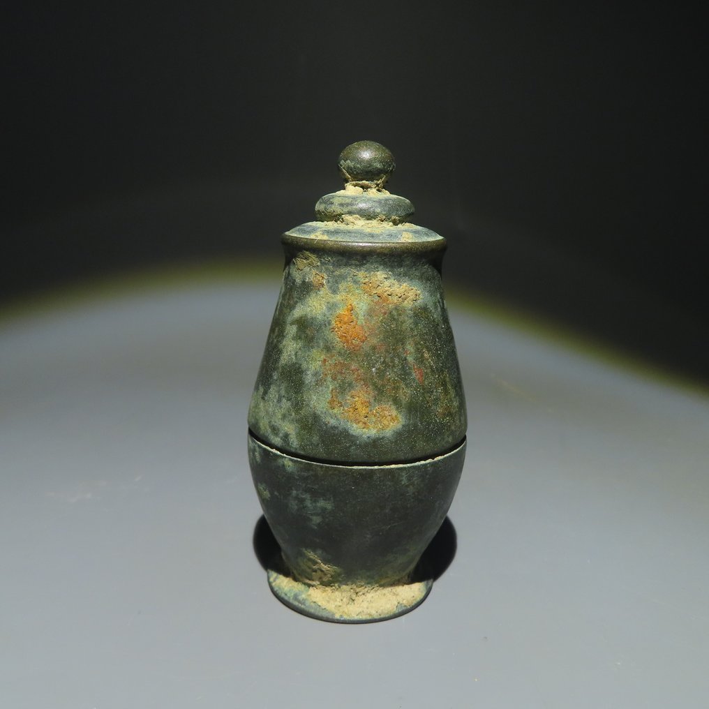 高棉语、柬埔寨 黄铜色 墨水瓶。公元 12 至 13 世纪。高 8.5 厘米。 #1.1