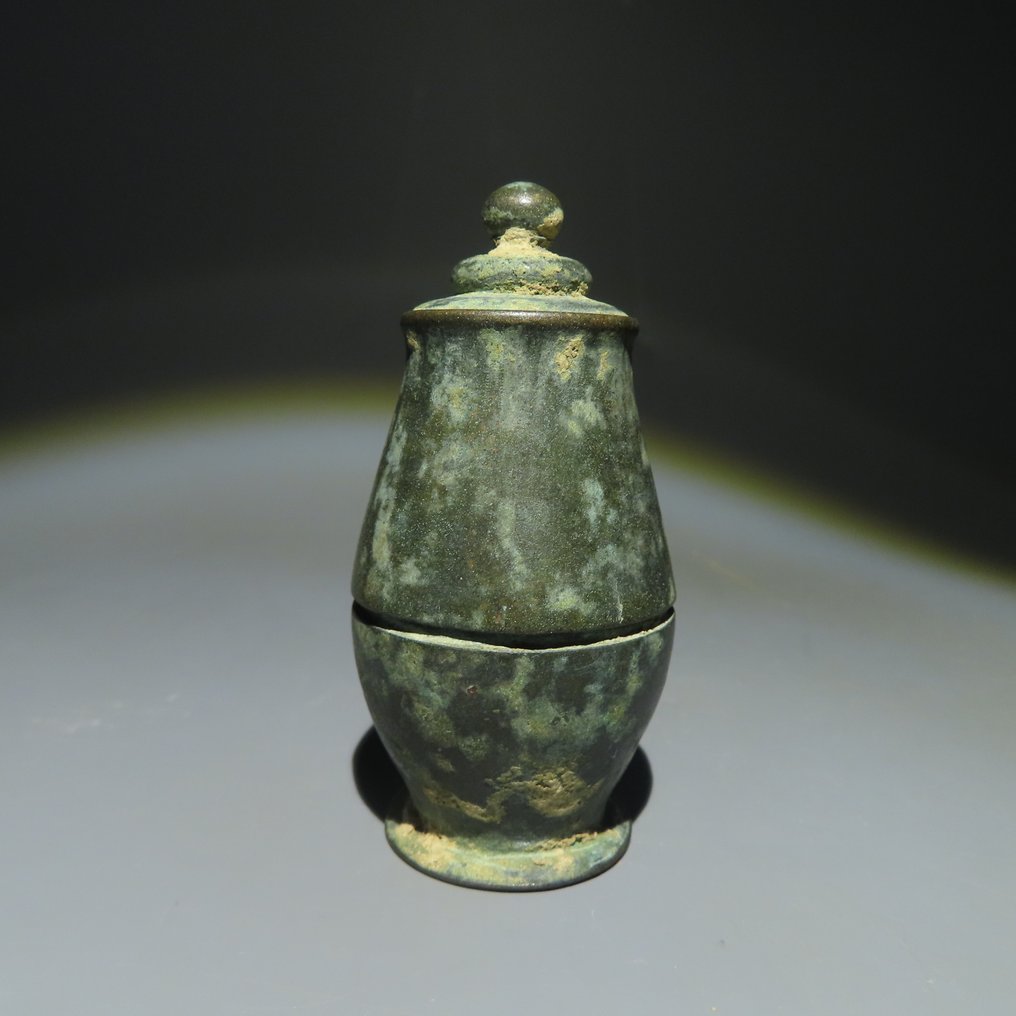 高棉语、柬埔寨 黄铜色 墨水瓶。公元 12 至 13 世纪。高 8.5 厘米。 #2.1