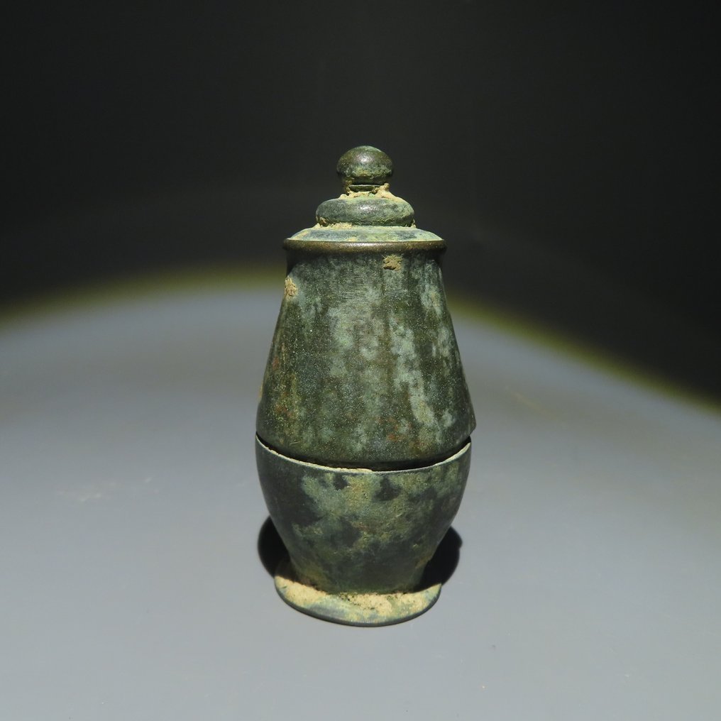 高棉语、柬埔寨 黄铜色 墨水瓶。公元 12 至 13 世纪。高 8.5 厘米。 #1.2