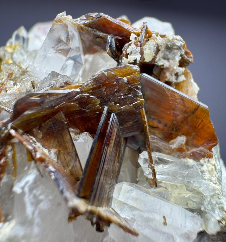 Απίστευτη συρραφή κρυστάλλων Brookite σε κρυστάλλους Quartz. Κρίσταλ στη μήτρα - Ύψος: 45 mm - Πλάτος: 34 mm- 42 g - (1) #1.0