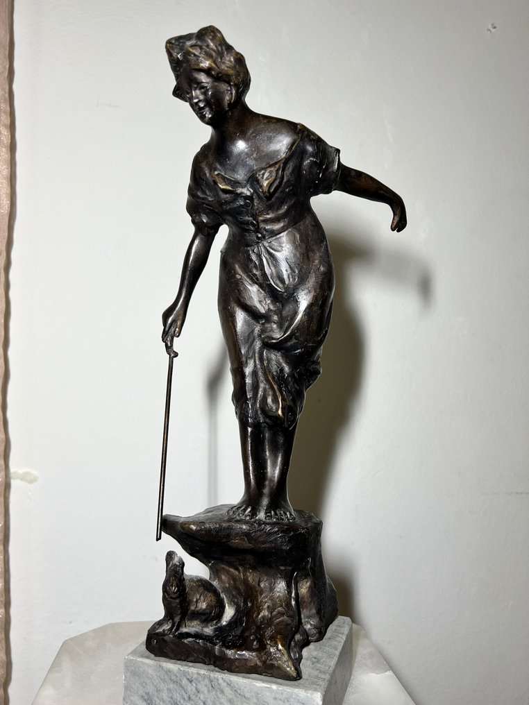 Dal modello di Giovanni De Martino - Skulptur, una giovane ragazza nei campi alla ricerca del coniglio smarrito - 40 cm - Bronze #1.1