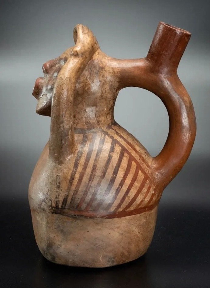 Moche fartøy av en plystrende mann - Peru - Med eksportlisens - Ex Kate Kemper samling Keramikk Figur #2.1