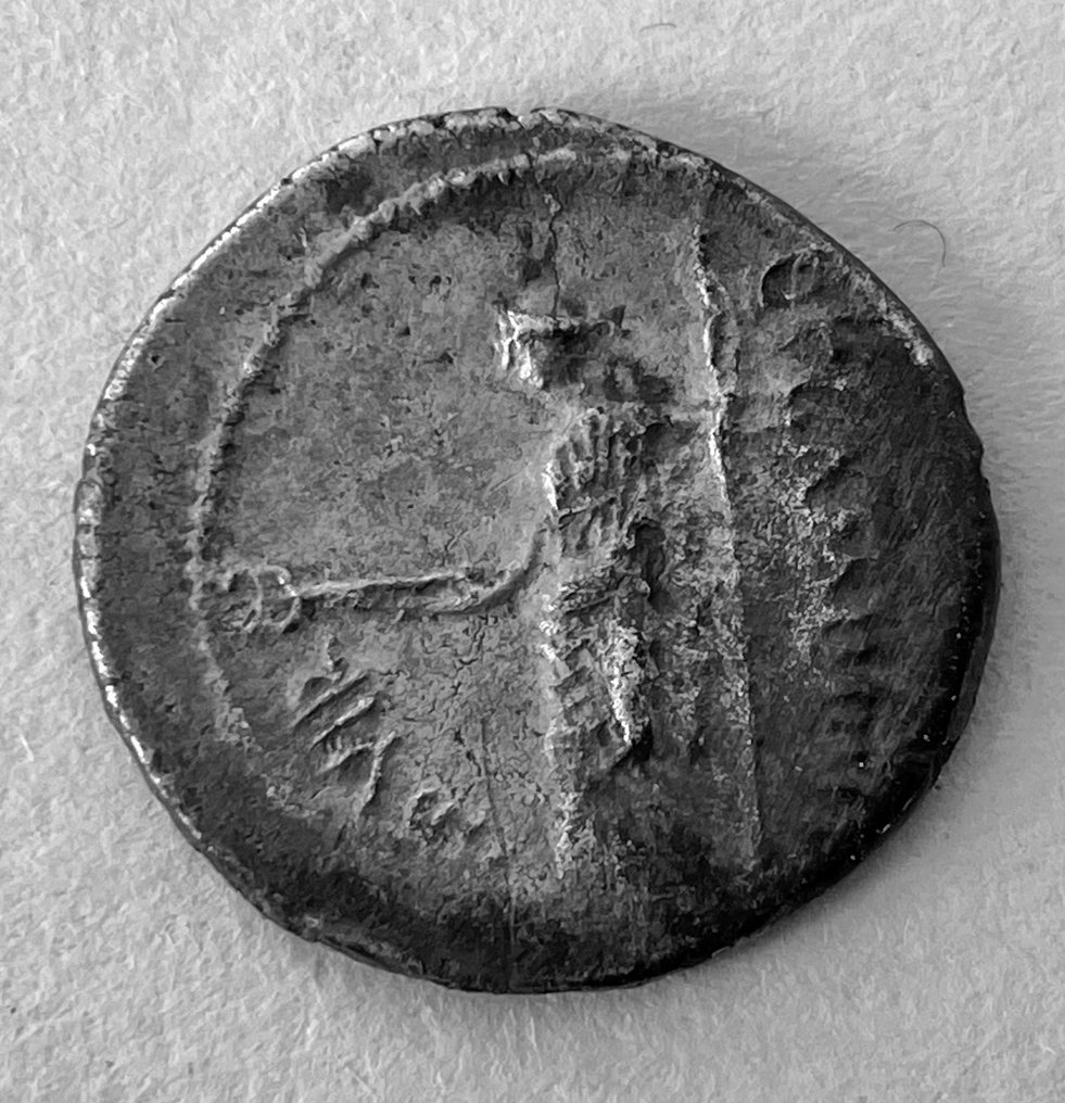 罗马共和国. 尤利乌斯 凯撒. Denarius 43 BC - L. Flaminius Chilo #2.1