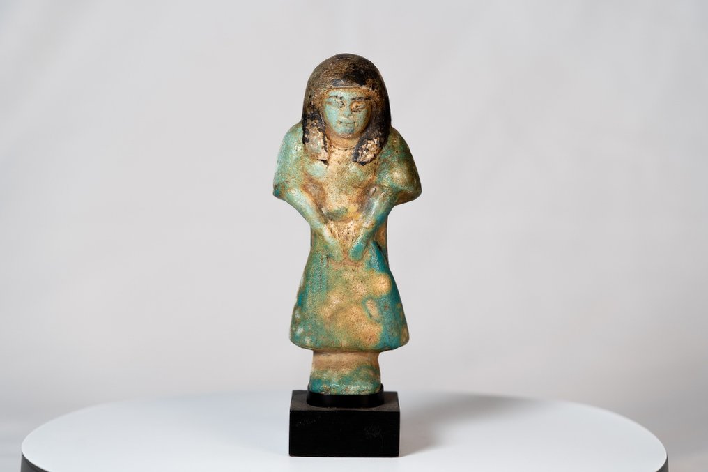 古埃及，新王国 彩陶 ushabti with daily dress， 16 cm 高 - 西班牙出口许可证 - 展出 - Shabti #2.1