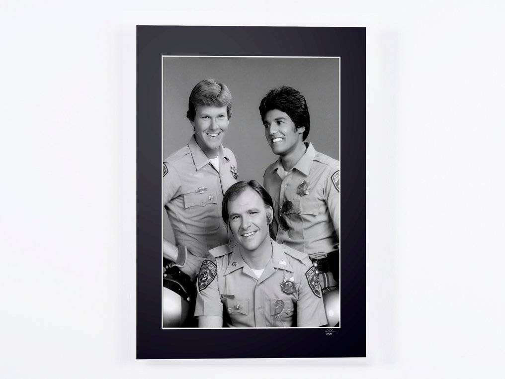 CHiPs (TV Series 1977–1983) - Erik Estrada, Robert Pine & Larry Wilcox - - Fine Art Photography - Luxury Wooden Framed 70X50 cm - Limited Edition Nr 01 of 30 - Serial ID 16929 - Original Certificate (COA), Hologram - 100% New. Shipping Reduction from 3 items #1.0