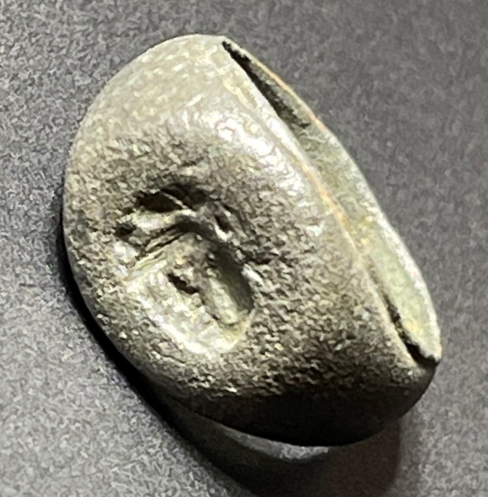 古羅馬 青銅色 獨特的密封環，帶有 3/4 面 Helios/Sol 肖像，風格精美。前豪克 #1.1