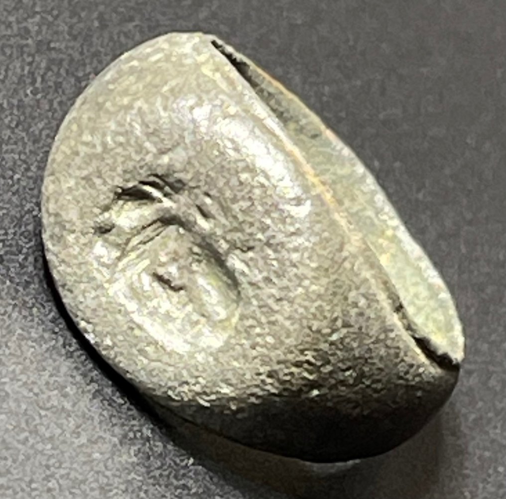 古羅馬 青銅色 獨特的密封環，帶有 3/4 面 Helios/Sol 肖像，風格精美。前豪克 #2.1
