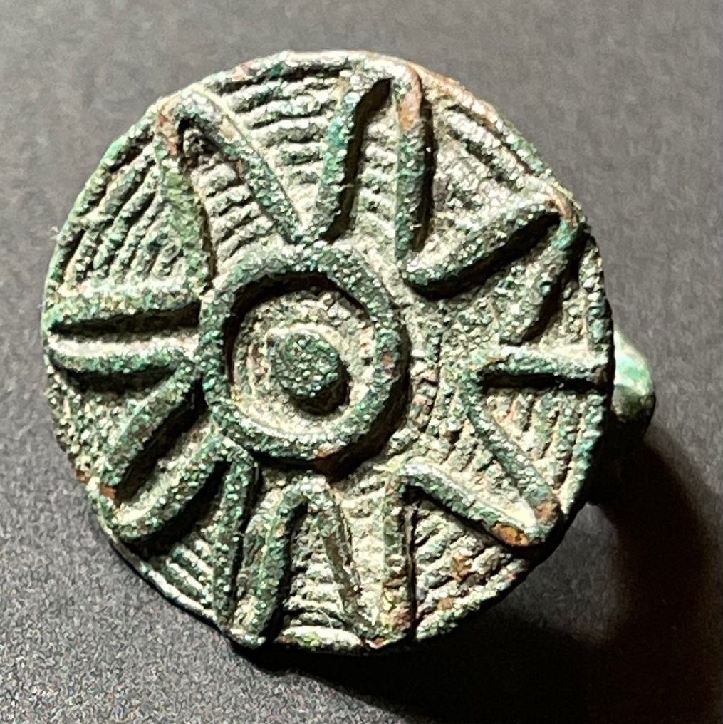 青銅時代晚期-鐵器時代早期。 （阿姆拉什） 青銅色 戒指尺寸為 26 毫米。錶圈上刻有抽象太陽圖像浮雕。奧地利出口 #1.1