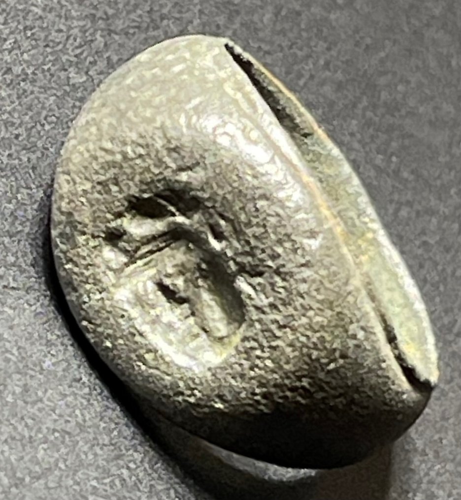 古羅馬 青銅色 獨特的密封環，帶有 3/4 面 Helios/Sol 肖像，風格精美。前豪克 #1.2