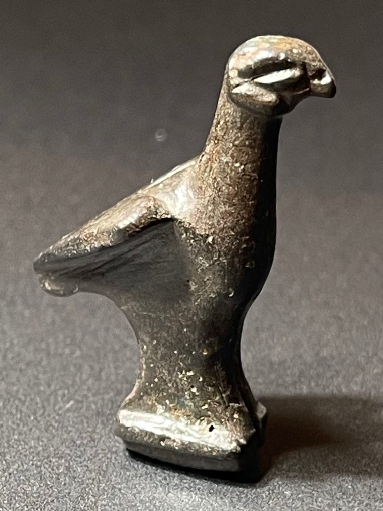 Epoca Romanilor Bronz Pom de cuțit în formă de figurină a vulturului legionar emblematic. Cu un export austriac #1.1