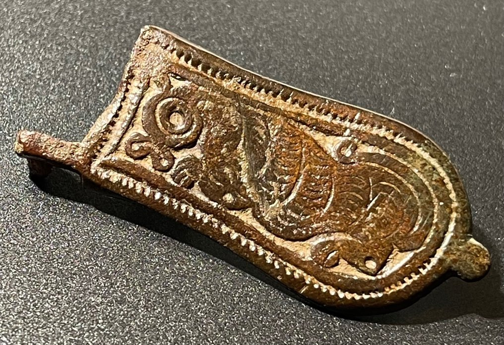 Byzantinisch Bronze Zungenförmige Schnalle mit dem Bild eines Löwen im faszinierenden byzantinischen Stil. Mit einem #2.1
