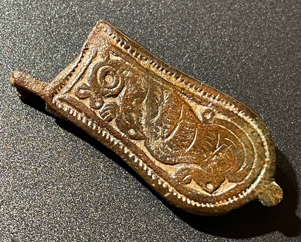 Byzantinisch Bronze Zungenförmige Schnalle mit dem Bild eines Löwen im faszinierenden byzantinischen Stil. Mit einem #3.1