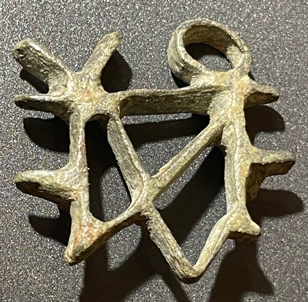 拜占庭帝國 青銅色 麵包郵票形狀為字母組合（字母組合纏繞在單一鏤空郵票中）。和 #1.2