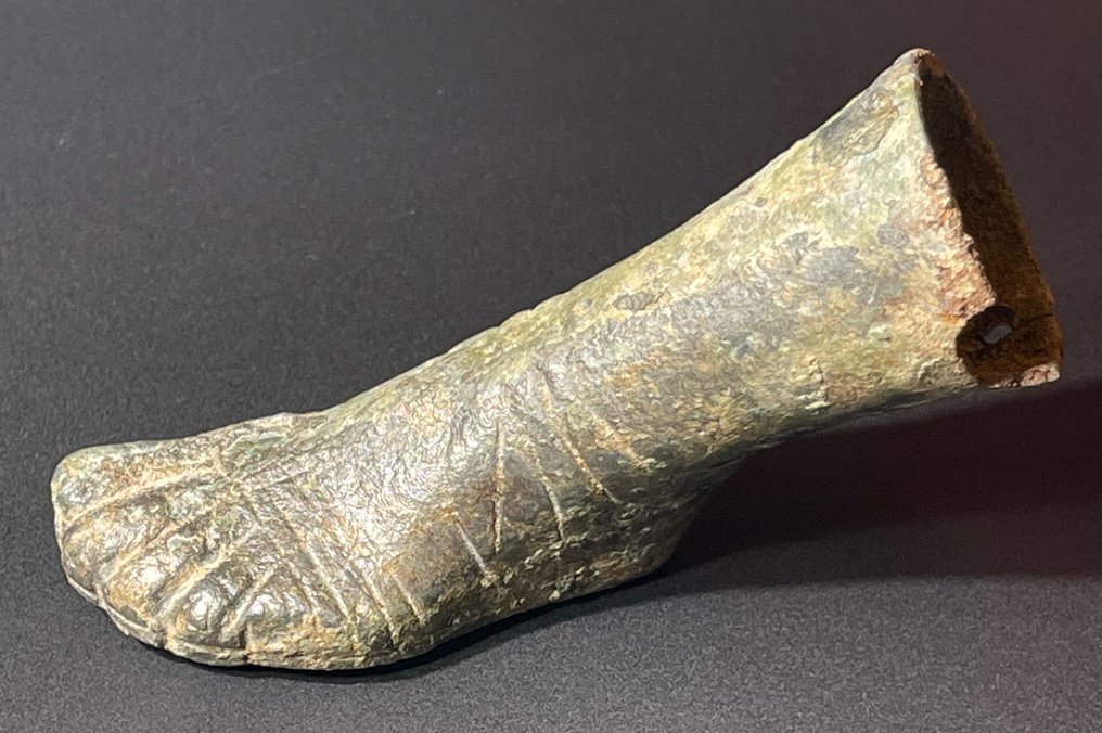 Romain antique Bronze Pied exclusif dans un style hyper-réaliste (véristique), portant une sandale romaine classique. Avec #2.1