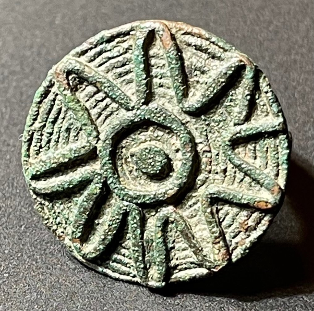青銅時代晚期-鐵器時代早期。 （阿姆拉什） 青銅色 戒指尺寸為 26 毫米。錶圈上刻有抽象太陽圖像浮雕。奧地利出口 #2.1