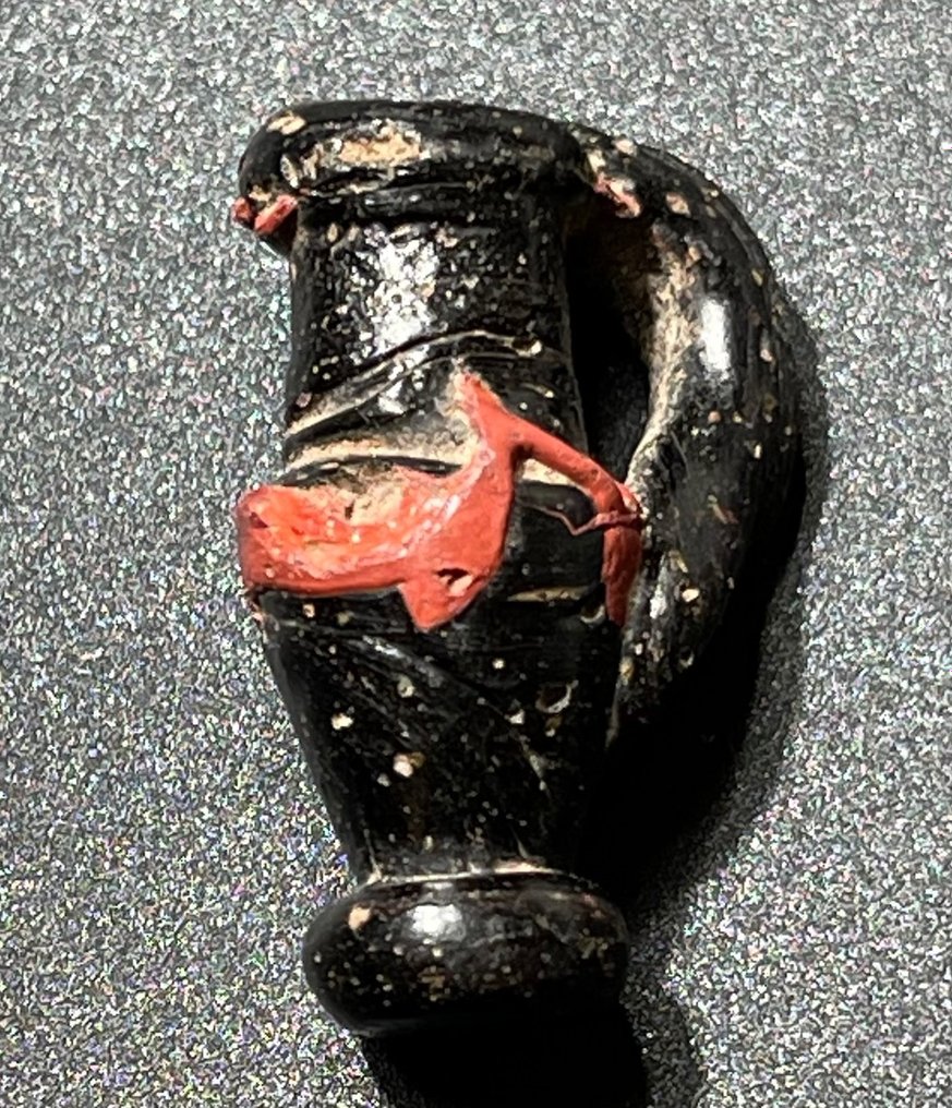 Römisches Reich Undurchsichtig Attraktives Amulett in Form einer klassischen Oinochoe-Vase mit einem geschwungenen roten Ornament. #2.1