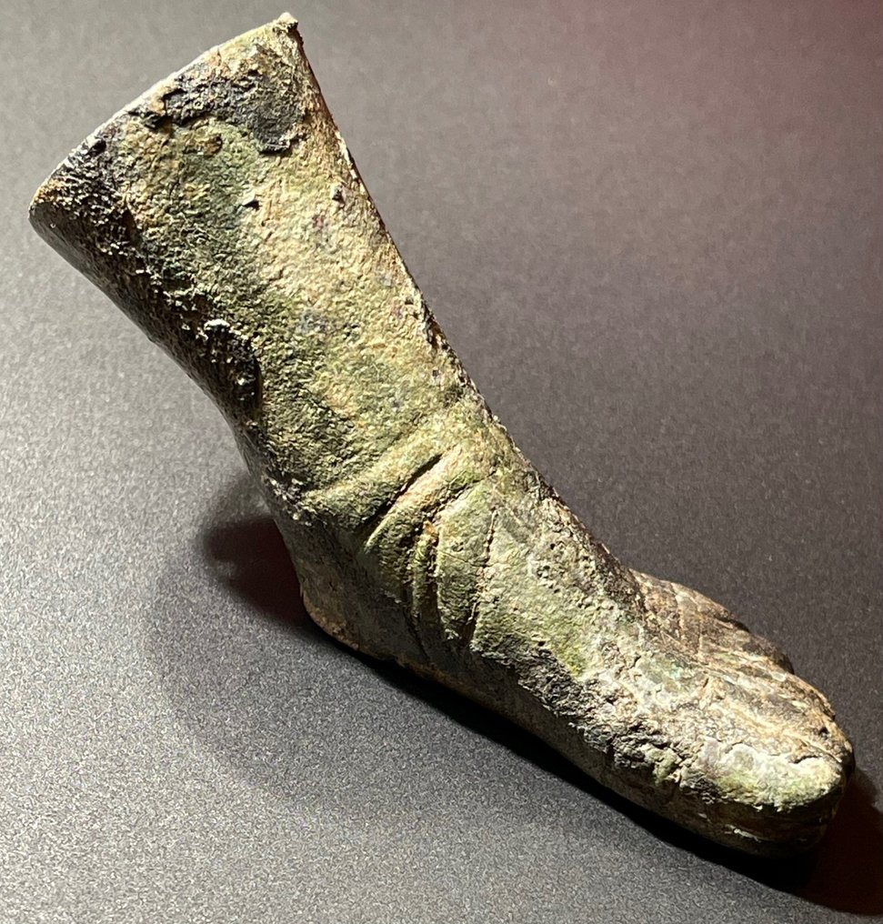 Romerska antiken Brons Exklusiv fot i hyperrealistisk (veristisk) stil, klädd i en klassisk romersk sandal. Med en #3.2