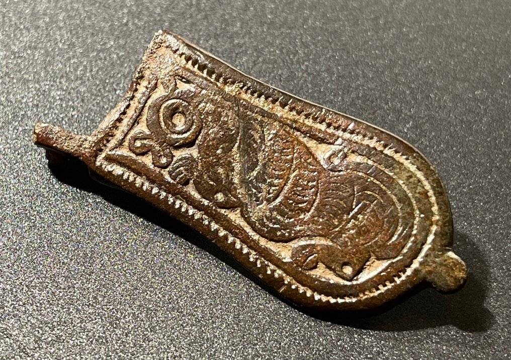Βυζαντινή Μπρούντζος Πόρπη σε σχήμα γλώσσας με εικόνα λιονταριού σε συναρπαστικό βυζαντινό στυλ. Με Αυστριακή εξαγωγή #1.1
