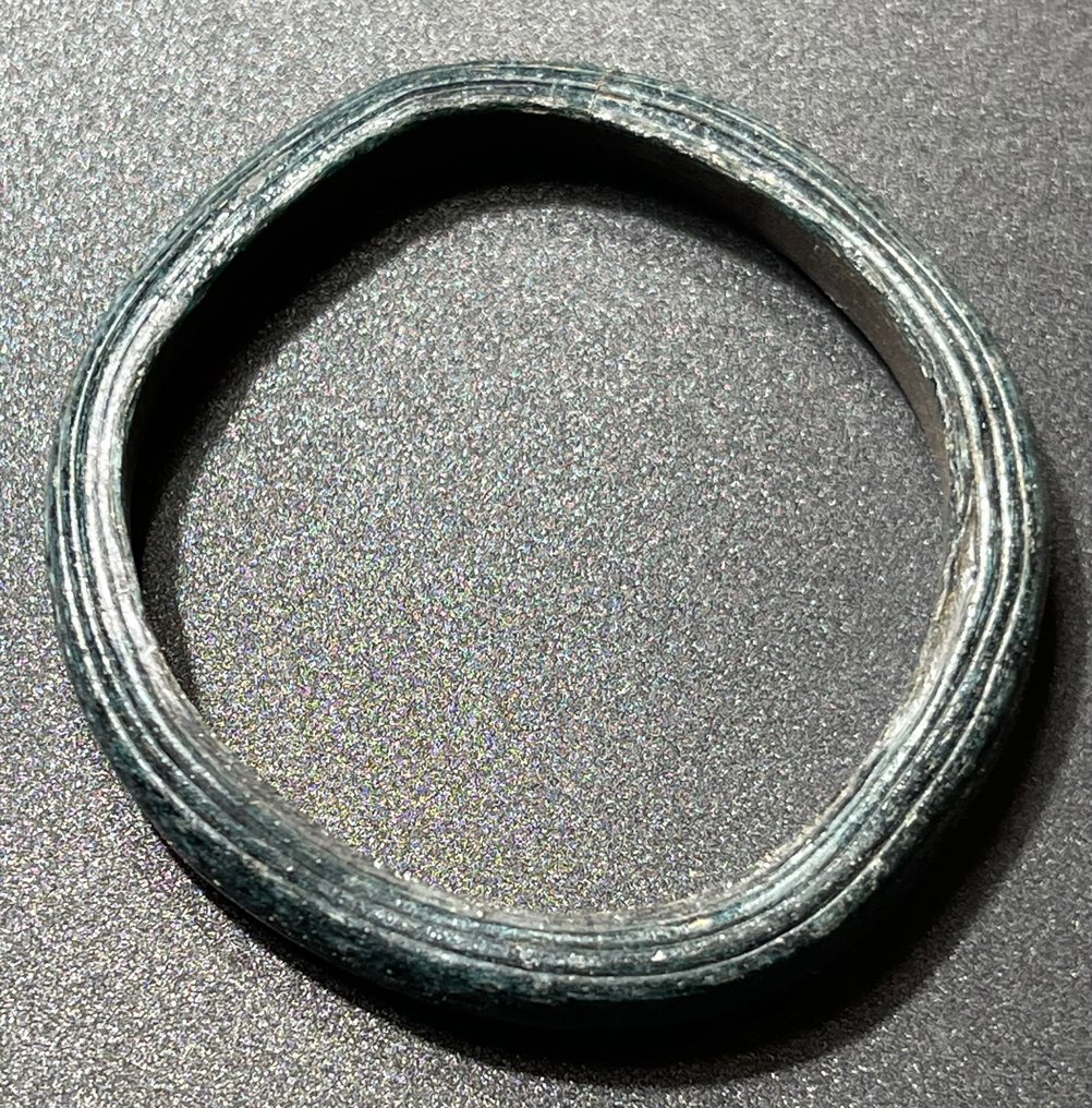 Romain antique Verre Joli petit bracelet-anneau pour cheveux avec une belle couleur bleu foncé. Avec une licence #3.2